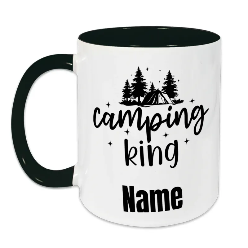 Tasse in Weiß und Dunkelgrün mit Camping-Motiv und personalisierbarem Namen.