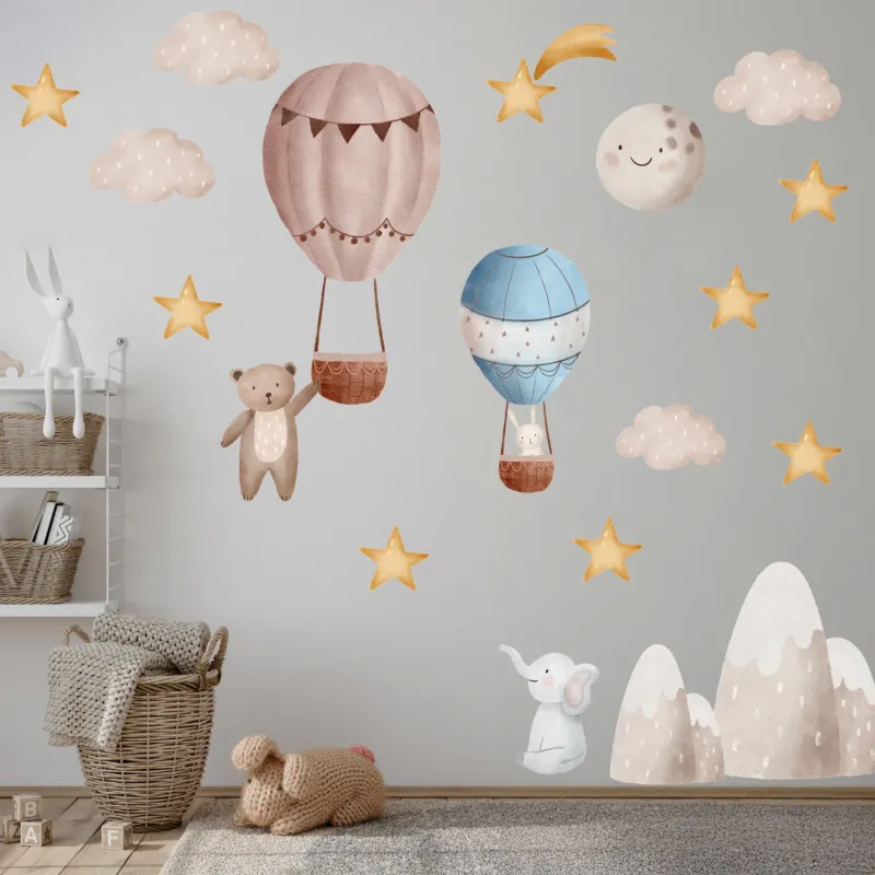 Wandtattoo-Set mit Heißluftballons, Sternen und Tieren im Kinderzimmer
