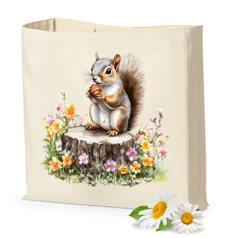 Beige Tasche mit Eichhörnchen und bunten Blumenmotiven.