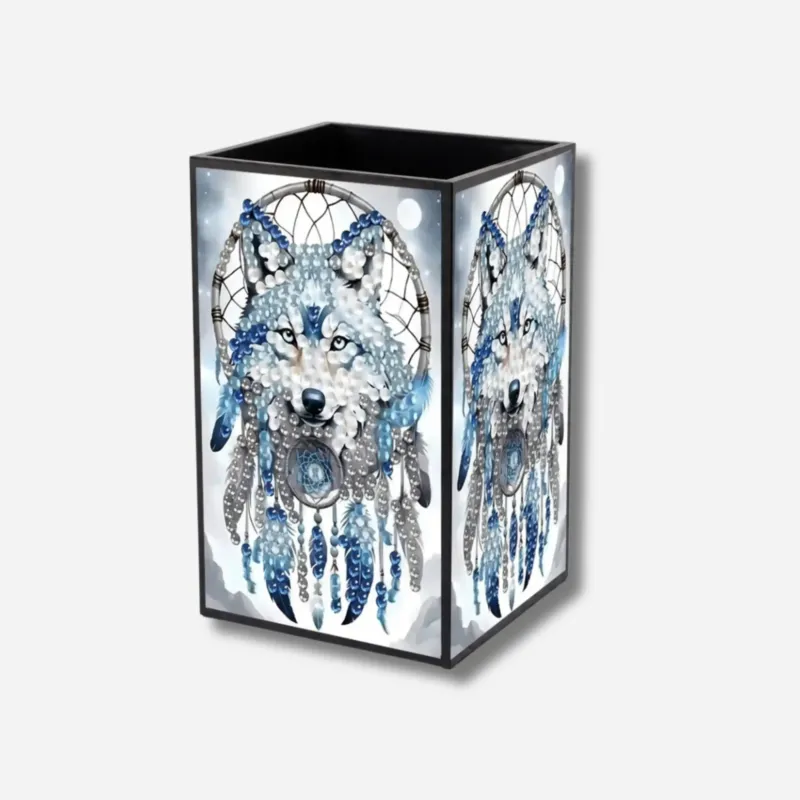 Diamond Painting Stiftehalter mit Wolf-Traumfänger Motiv und funkelnden Steinen als Schreibtisch Organizer