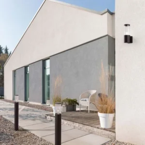 Zosia Außensockelleuchte Dunkelgrau IP65 an moderner Hausfassade im Gartenweg