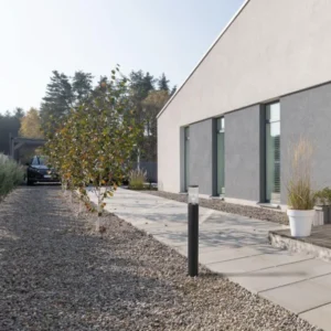Zosia Außenwegeleuchte Dunkelgrau IP65 am modernen Gartenweg vor dem Haus