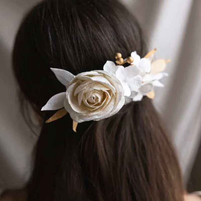 Peigne fleurs en papier blanc et doré, vue de face de l'accessoire - Flowrette