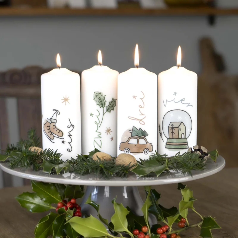 Adventskerzen mit Zahlen Set Weihnachtsgeschichte mit vier Wintermotiven