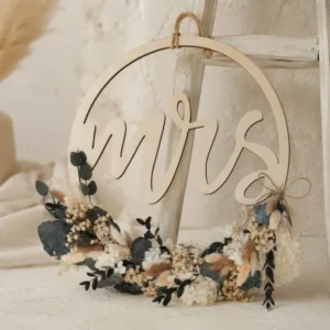 Boho Hochzeitskranz „Mrs.“ mit Trockenblumen, Hortensien und konserviertem Eukalyptus für den Brautstuhl.