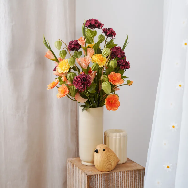 Bouquet de fleurs artificielles Bénédicte, vue de la composition dans un grand vase élégant - Flowrette