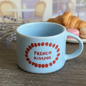 French Kissing Tasse – Handgefertigt, Mikrowellen- & Spülmaschinenfest, 9x9x7 cm – Perfekt für Kaffeepausen & als Geschenk