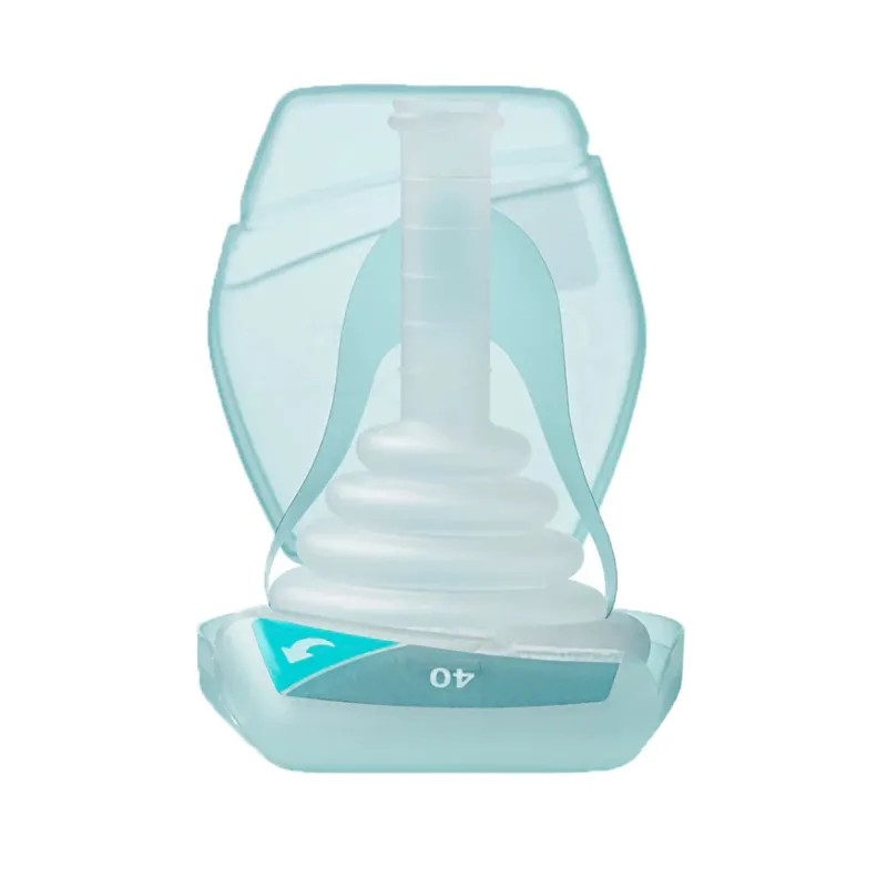 Ein Standard Urinalkondom von Conveen Optima, mit einer Länge von 8 cm, wird in einer klaren Verpackung präsentiert. Das Kondom ist zylindrisch geformt und besteht aus einem transparenten, flexiblen Material. Es hat eine glatte Oberfläche und ist an einem Ende leicht geöffnet, um eine einfache Anwendung zu ermöglichen. Die Verpackung betont die Benutzerfreundlichkeit und stellt sicher, dass das Produkt hygienisch geschützt ist.