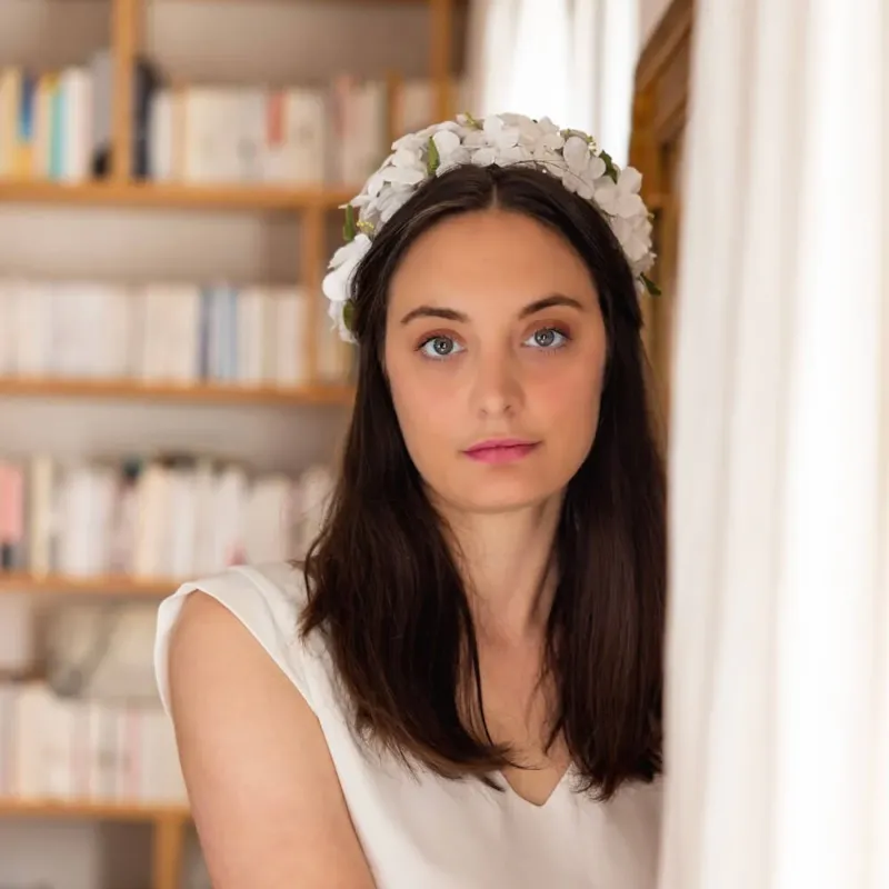 Serre-tête en papier blanc et vert taille L, accessoire de coiffure mariage vue de face - Flowrette