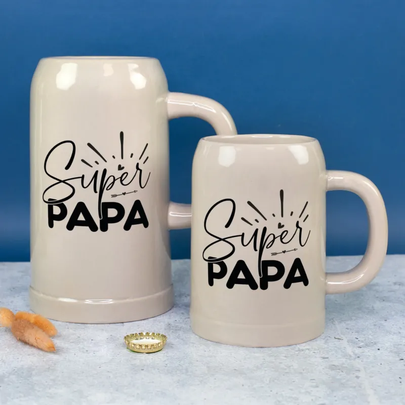 Zwei Bierkrüge mit „Super Papa“-Design in den Größen 0,5 Liter und 1 Liter