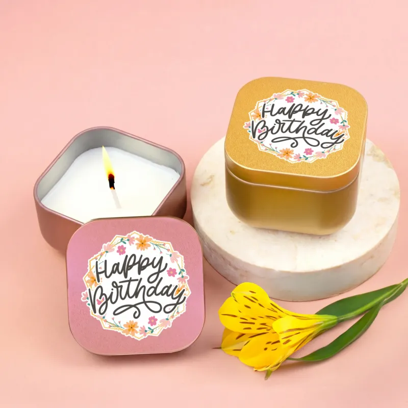 Goldene und roségoldene Mini Duftkerzen mit Happy Birthday Motiv als Geburtstagsgeschenk dekoriert