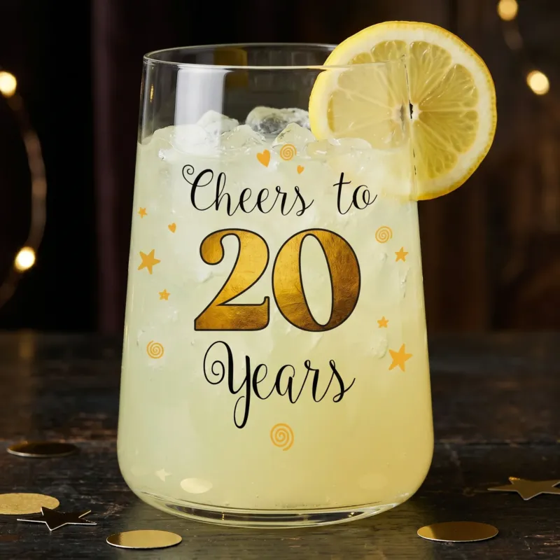 Limoglas zum 20. Geburtstag mit Zitronenscheibe, Eiswürfeln und gold-schwarzem Cheers to 20 Years Aufdruck