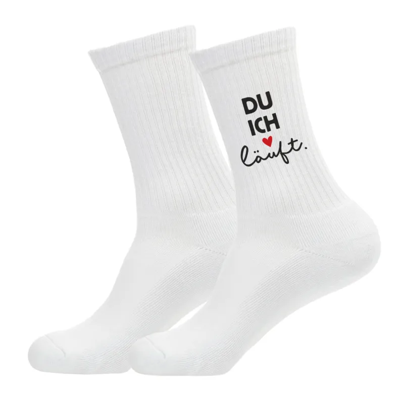 Produktfoto von zwei weißen Socken freigestellt auf weißem Hintergrund, Motiv „DU ICH läuft.“ mit Herz