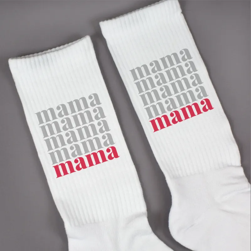 Detailaufnahme von Socken mit mehrfach „mama“ Schriftzug in Grau und rotem Highlight