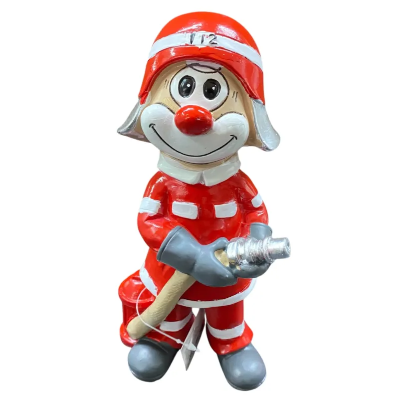 Clown als Feuerwehrmann vor weißem Hintergrund