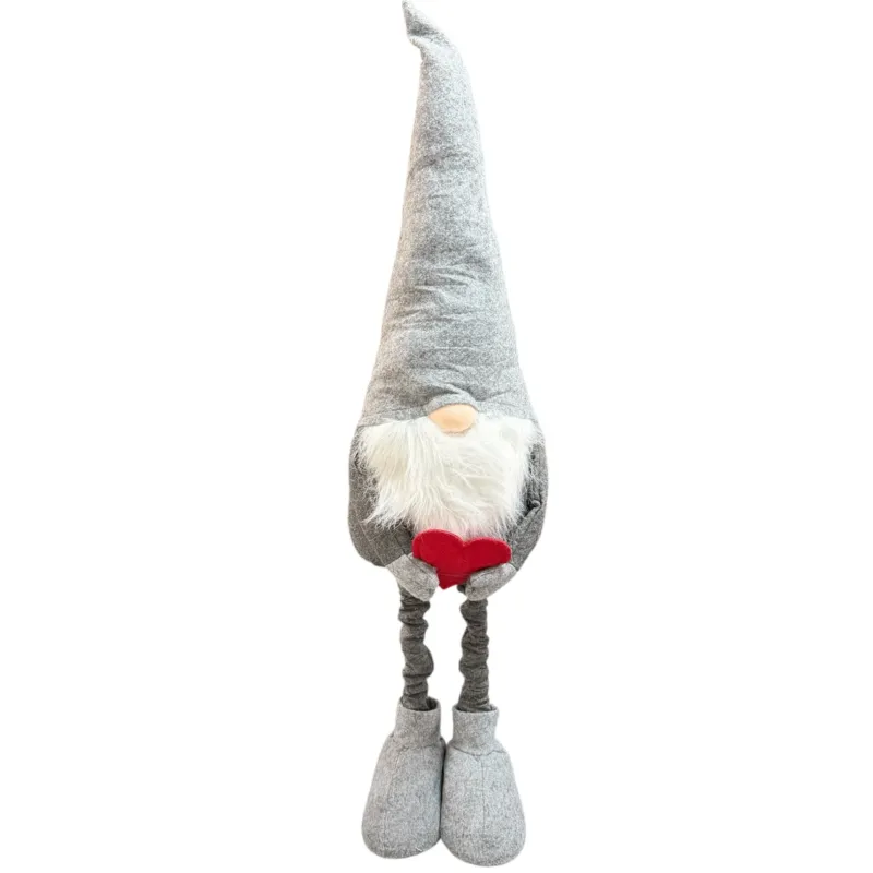 Graue Wichtelfigur aus Stoff mit langem Bart, hoher Mütze und rotem Herz in den Händen vor weißem Hintergrund.