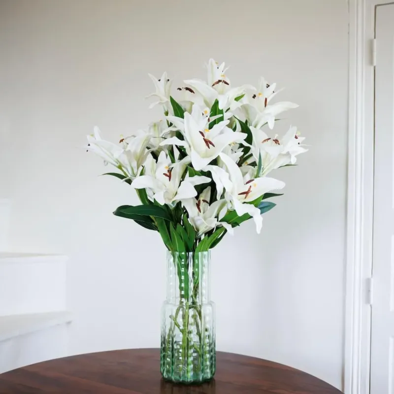 Bouquet de fleurs artificielles de Lys, vue de face composition blanche élégante - Flowrette