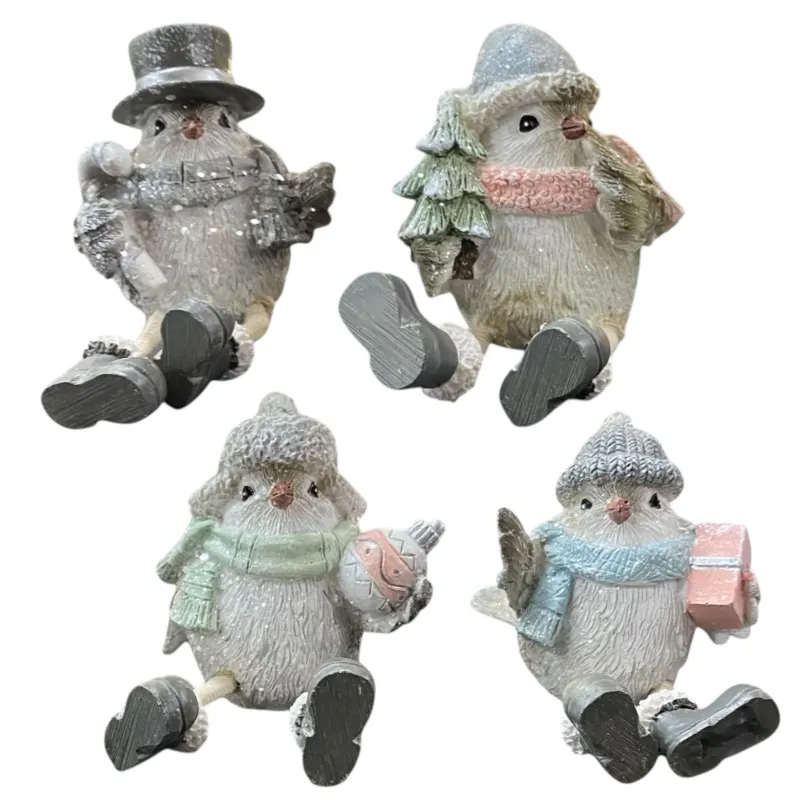 Vier sitzende Vogel-Figuren in Winterkleidung mit verschiedenen Accessoires: Zuckerstange, Tannenbaum, Christbaumkugel und Geschenk
