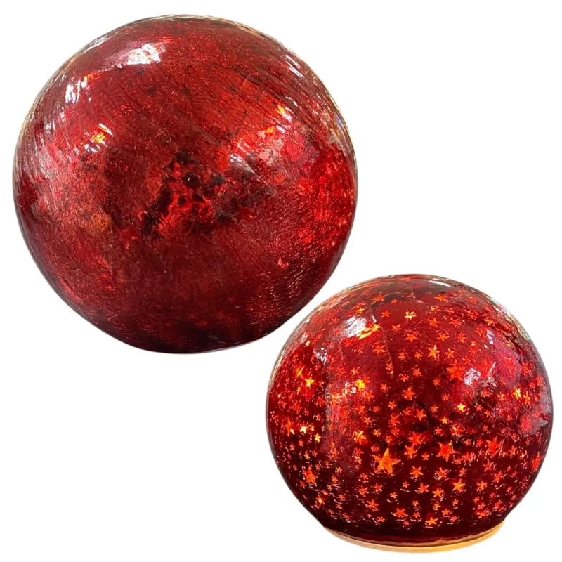 Zwei rote LED-Deko-Kugeln aus Crackle-Glas mit leuchtenden goldenen Sternmotiven in unterschiedlichen Größen.