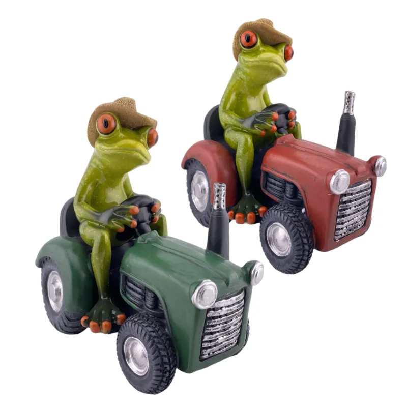 Zwei Dekofrösche der Serie Froschhausen von Formano sind auf einem rotem und grünen Traktor mit braunem Hut vor weißem Hintergrund abgebildet.