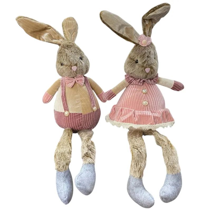 Zwei Deko Osterhasen Stoff mit Wackelbeinen als Kantensitzer Kantenhocker. Ein weiblicher & männlicher Osterhase mit rosa Kleid und Rosa Hosenträgern vor weißem Hintergrund