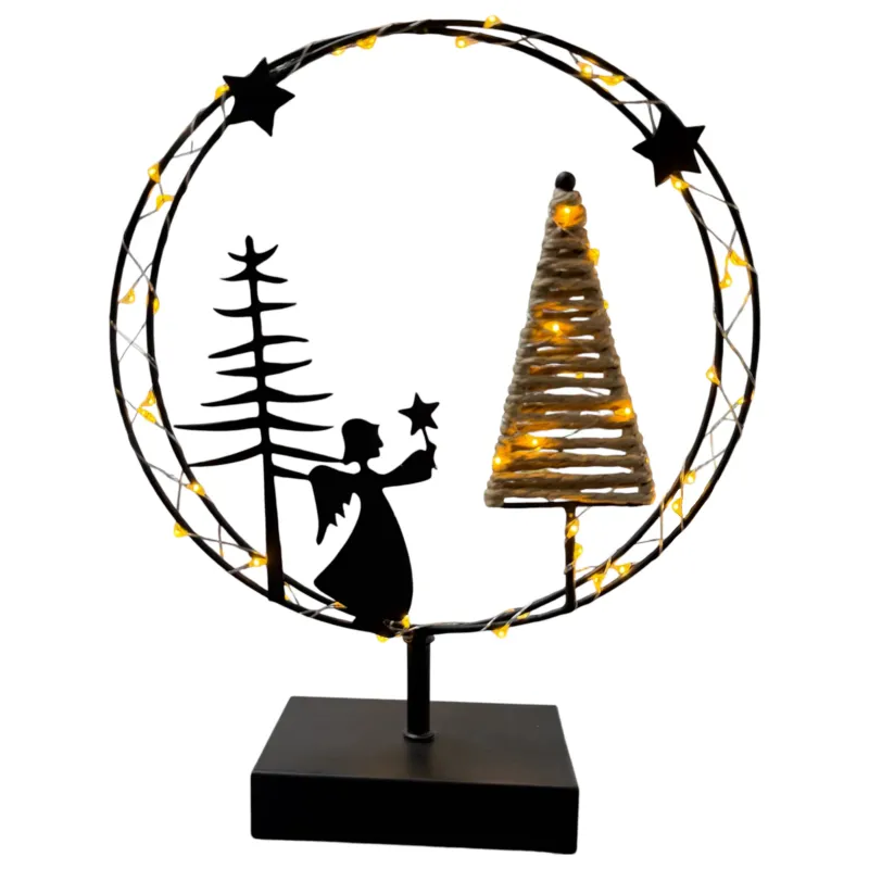 Ein runder Metallkranz mit integrierter warmweißer LED-Lichterkette steht auf einem schwarzen Sockel und zeigt eine Szene mit Engel, Tannenbaum und Stern.