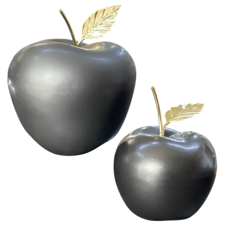 Zwei Apfel-Dekofiguren aus Keramik schwarz matt mit goldenem Stil vor weißem Hintergrund