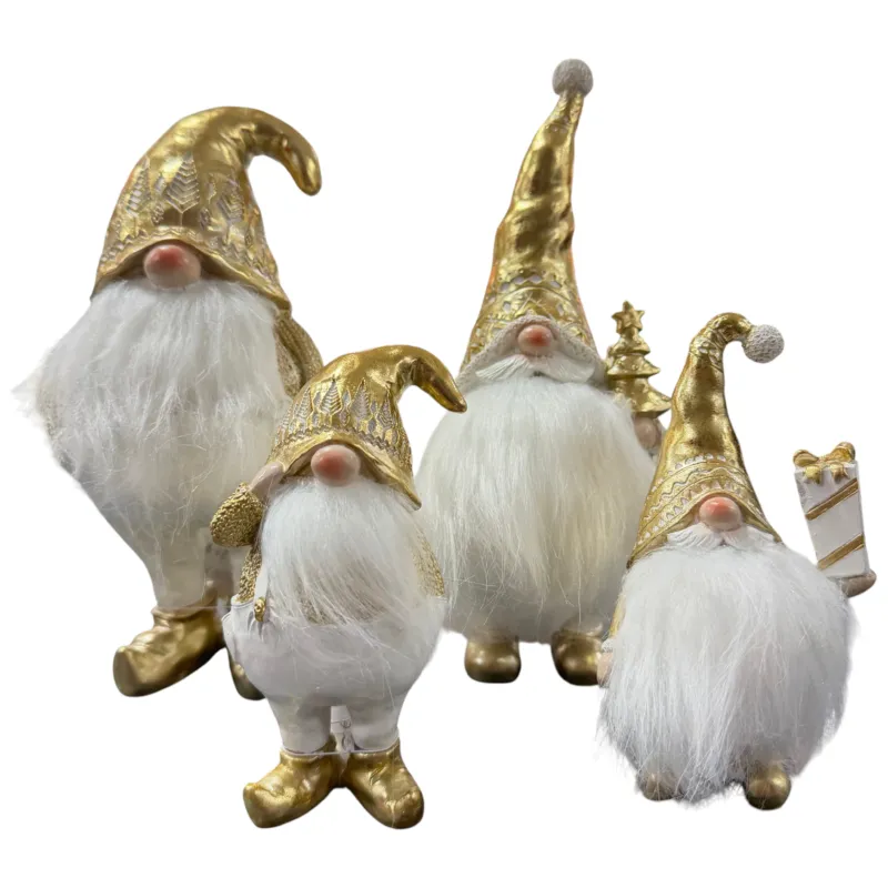 Vier Wichtel in unterschiedlichen Größen mit goldenen Mützen, goldenen Schuhen und weißen Bärten sind nebeneinander auf neutralem Hintergrund angeordnet.