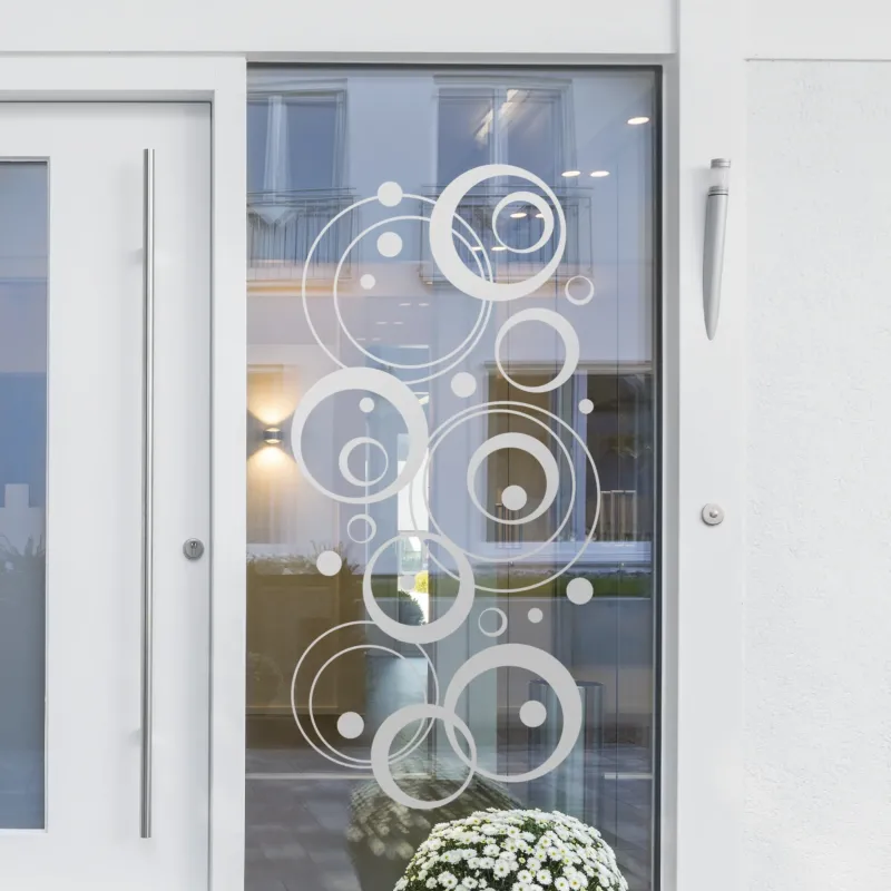 Transparente Fensterfolie mit weißen Kreisen und Punkten.