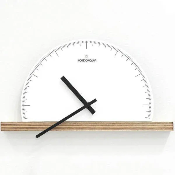 Halbrunde Wanduhr im skandinavischen Design