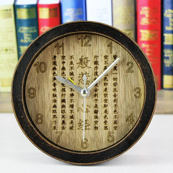 Runde Holzuhr mit chinesischen Schriftzeichen