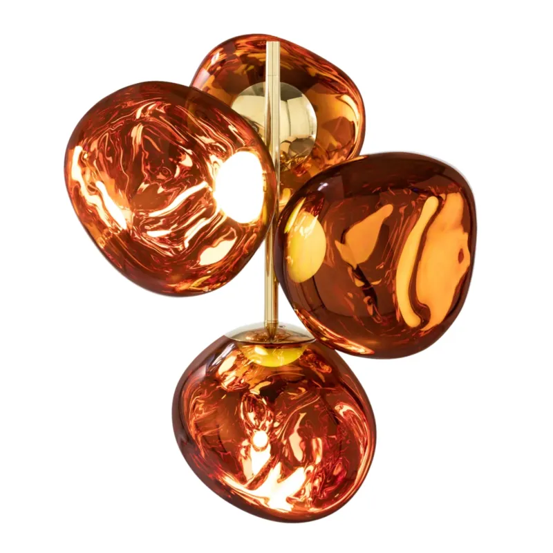 Die Melt Mini Chandelier in Copper als zentrale Designer Deckenleuchte mit vier schwebenden Lichtkörpern und spiegelnder Oberfläche.