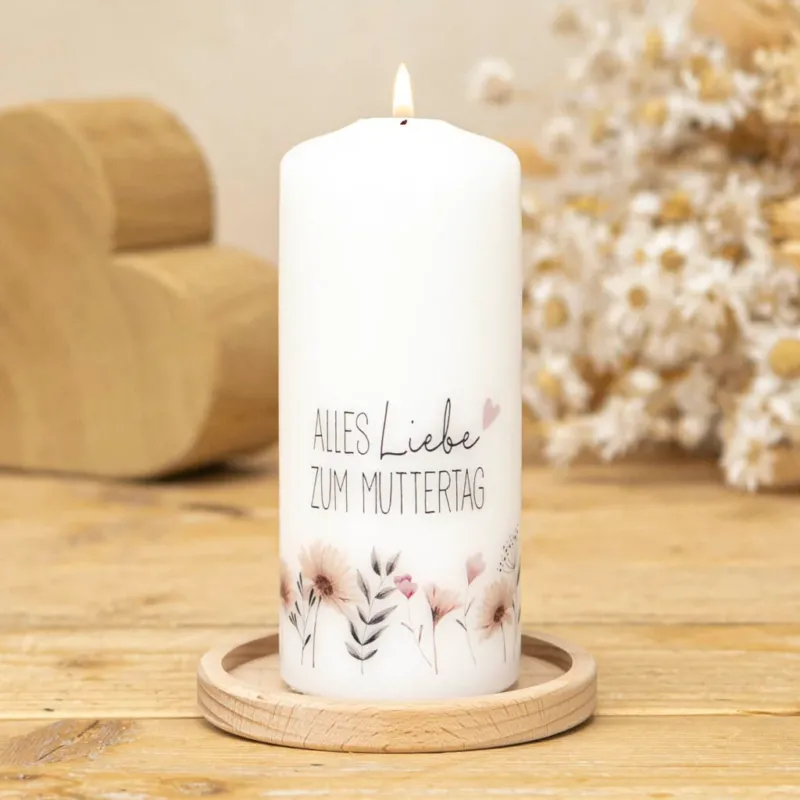 Wildblumen-Kerze zum Muttertag auf rundem Holz-Untersetzer