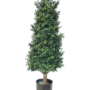 Die Kunstpflanze Buchsbaumpyramide UV 90 cm hat dichte grüne Blätter in konischer Form, in einem schwarzen Topf. Mit UV-Schutz eignet es sich perfekt für Gartenpflanzen und behält seine Schönheit vor einem weißen Hintergrund.