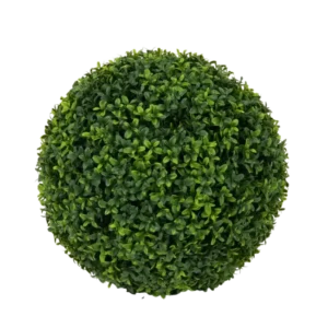 Eine Draufsicht auf die Kunstpflanze Buxus roman style UV D40cm, einen sauber beschnittenen, kugelförmigen Kunststrauch mit dichten grünen Blättern vor einem schlichten weißen Hintergrund.