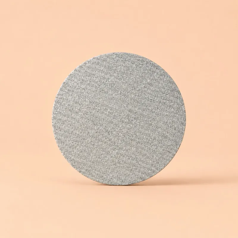 Disque de papier abrasif à grains moyens vu de face