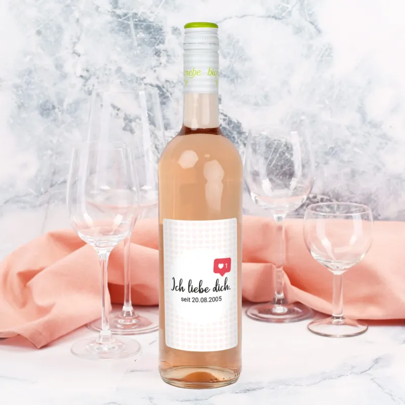 Roséweinflasche mit personalisiertem Etikett – Aufdruck ‚Ich liebe dich. seit 20.08.2005‘ mit Herz-Symbol, Biorebe Wein.