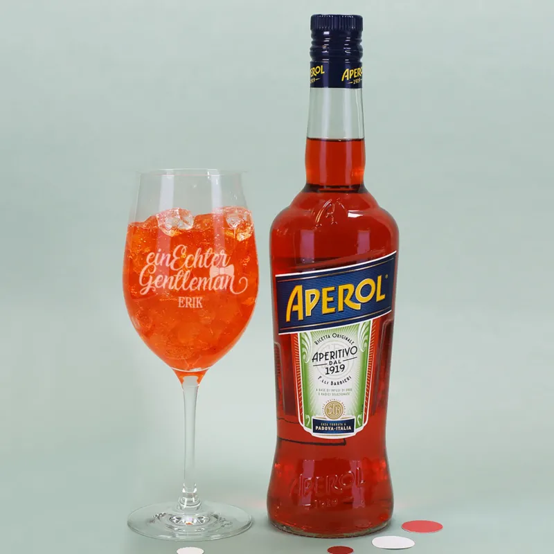 Graviertes Cocktailglas mit Aufschrift Ein echter Gentleman und Name Erik neben Getränkeflasche – stilvolle Geschenkidee für Männer