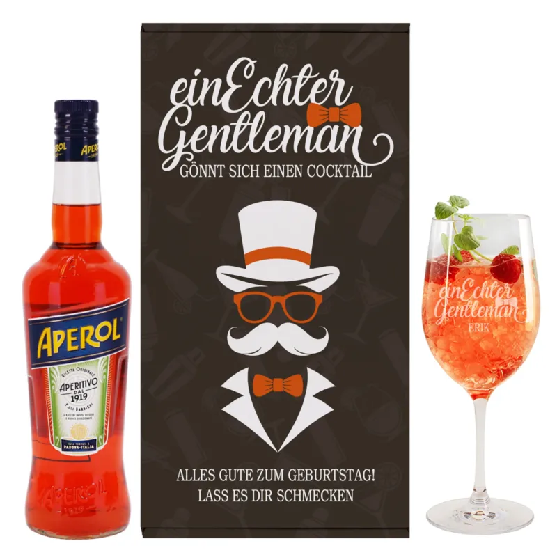 Freigestelltes Männer-Geschenkset mit Glas, Flasche und bedruckter Geschenkverpackung – Aufschrift: Ein echter Gentleman gönnt sich einen Cocktail