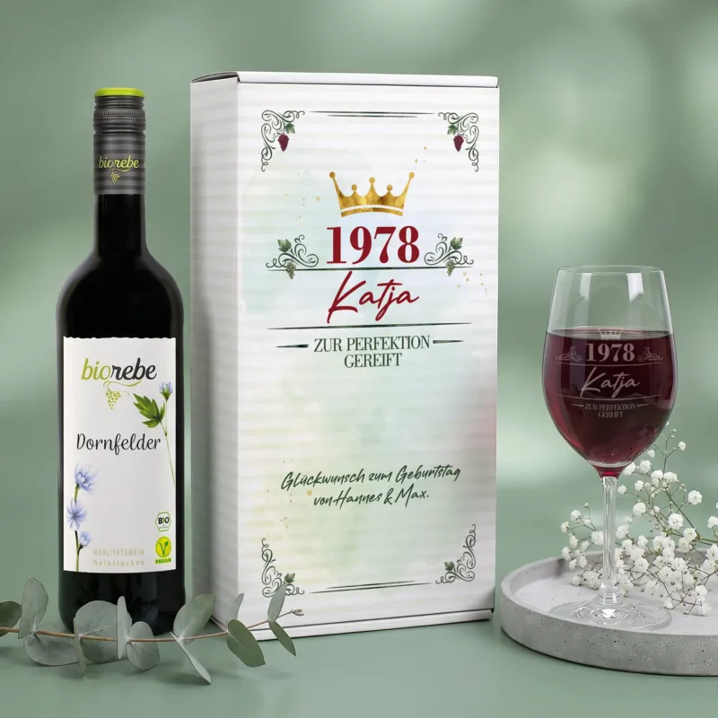 Personalisiertes Wein Geschenkset zum Geburtstag mit Dornfelder, bedruckter Geschenkbox und graviertem Weinglas