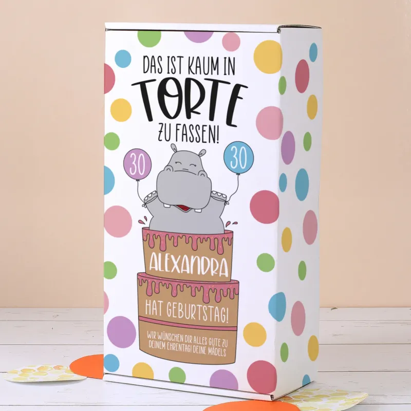 Bunte Geschenkbox zum Geburtstag mit Nilpferd-Motiv und personalisiertem Namen „Alexandra“ in der Torte