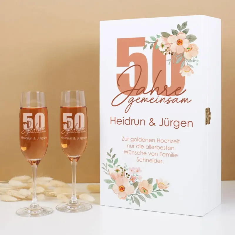 Geschenkset zur goldenen Hochzeit mit zwei Sektgläsern mit Gravur und personalisierter Geschenkverpackung