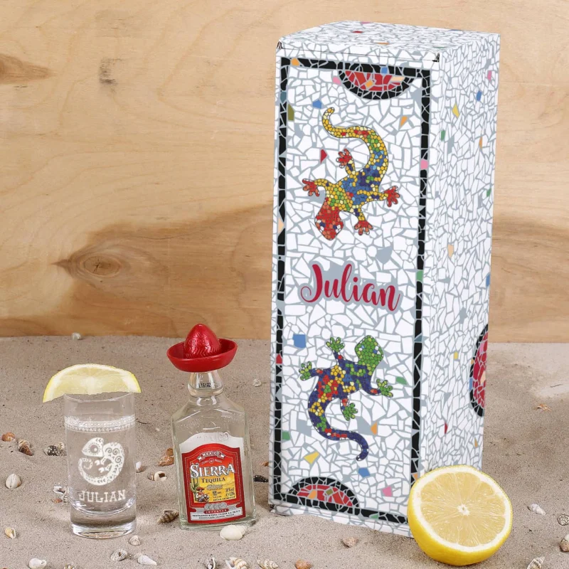Mit buntem Mosaik Chamaeleons und Wunschnamen bedruckte Geschenkverpackung
