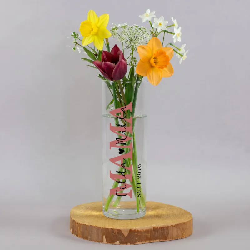 Personalisierte Glasvase für Mama mit Tilda und Mila sowie Jahreszahl 2016, gefüllt mit bunten Frühlingsblumen