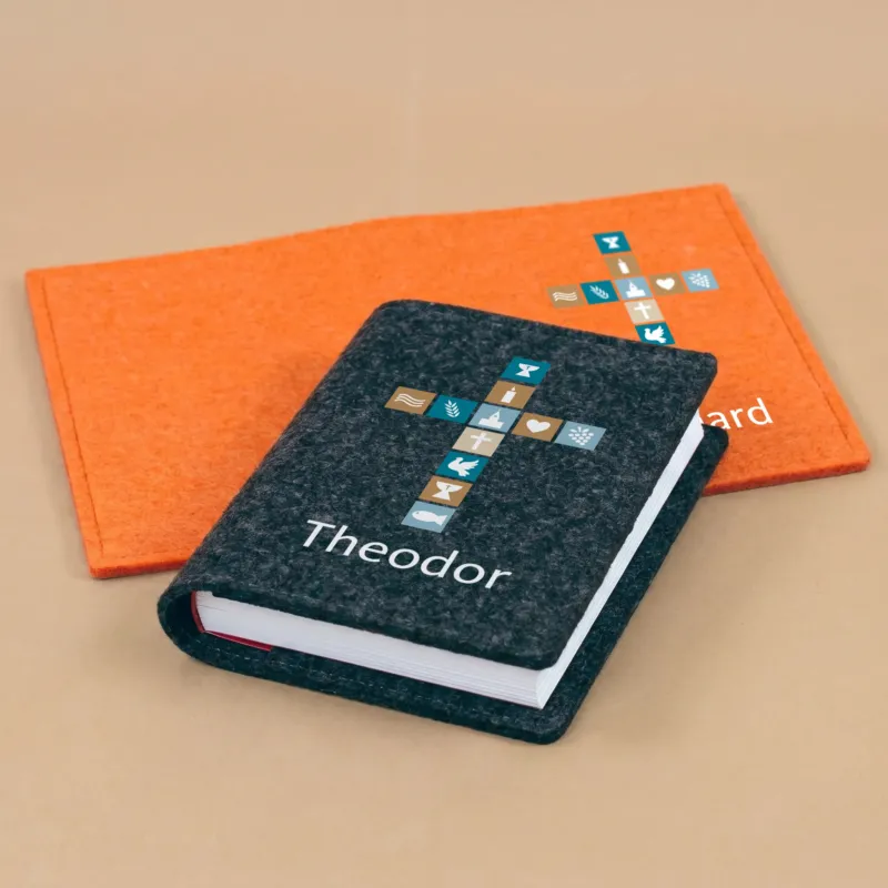 Personalisierte Buchhülle aus Filz in Anthrazit und Orange mit Kreuz-Motiv und Name für Gotteslob oder Gesangbuch