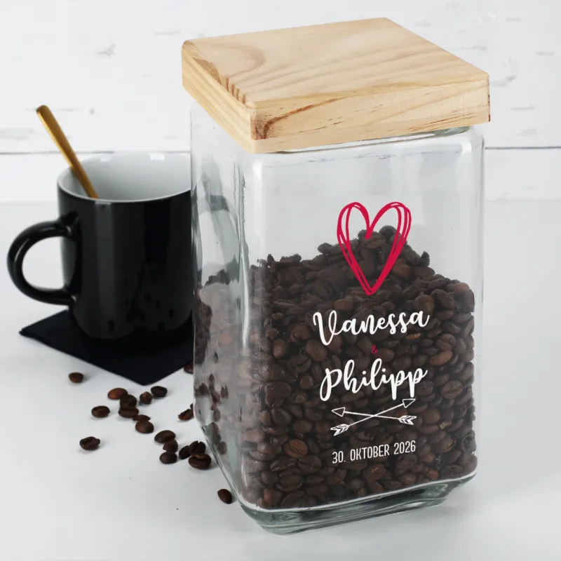 Glasdose mit Herzmotiv und Namen „Vanessa & Philipp“ – befüllt mit Kaffeebohnen