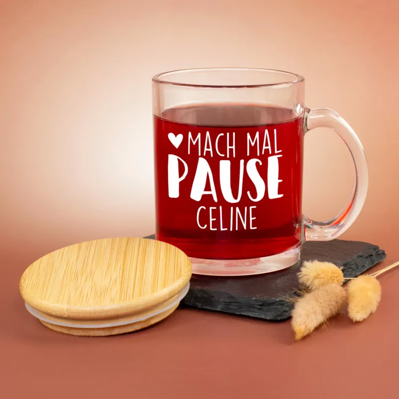 Glastasse mit rotem Tee, Bambusdeckel und personalisiertem Namen Celine