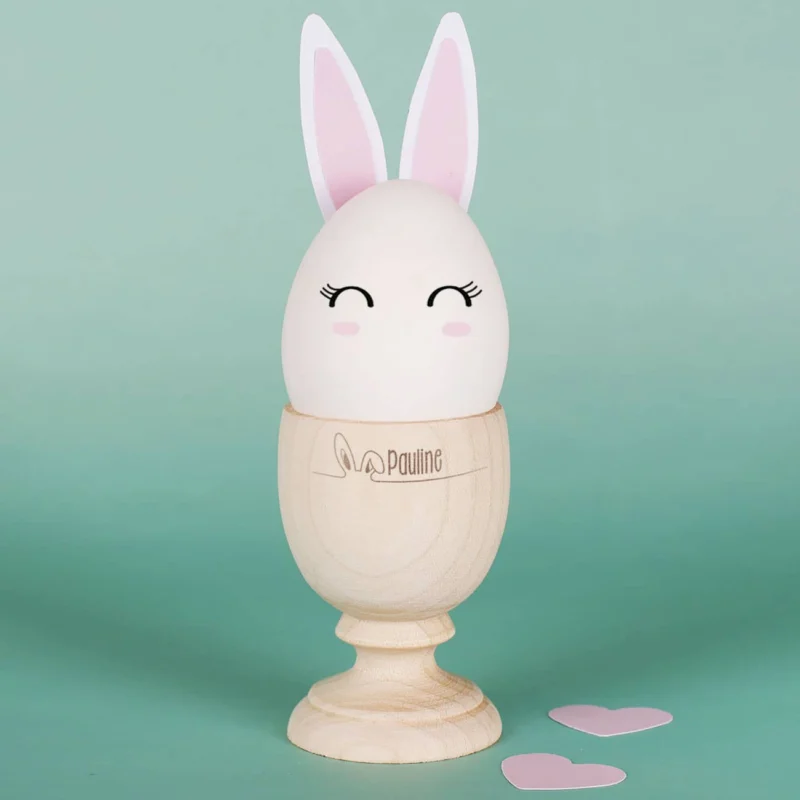 personalisierter Holz-Eierbecher mit Gravur des Namens als Geschenk zu Ostern