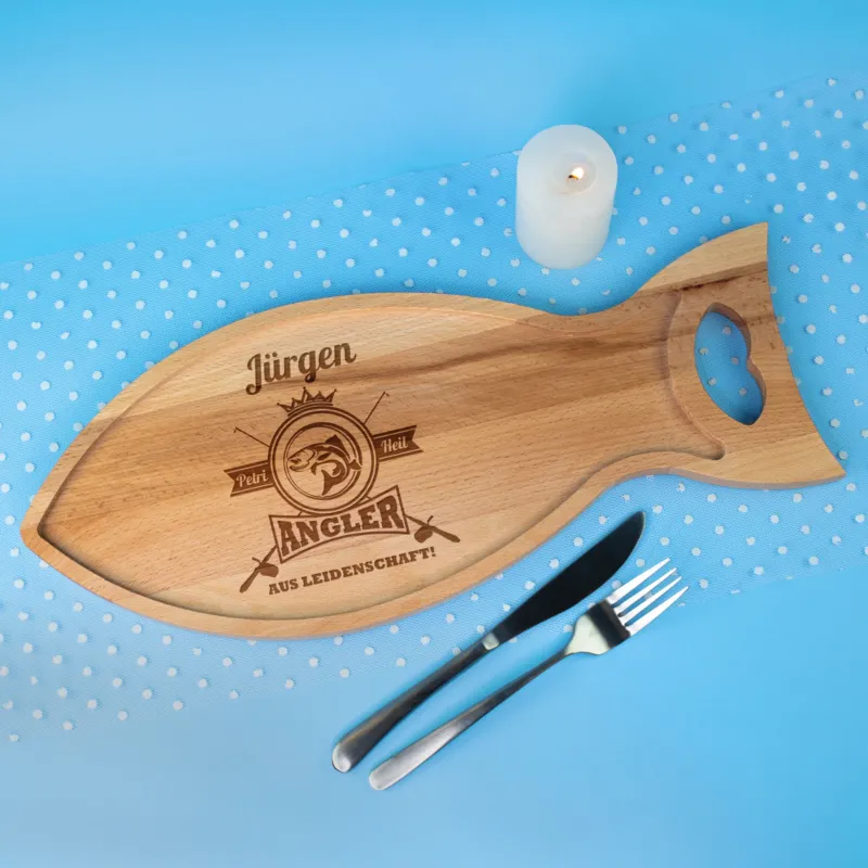 Servierbrett Fisch aus Buche mit Angler-Gravur und Name oberhalb des Motivs