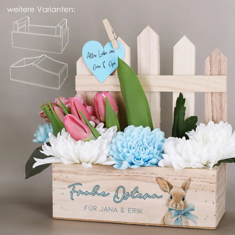Personalisierte Oster Holzkiste mit Zaunrückwand, Blumenfüllung, Hasenmotiv und Wunschtext als dekorativer Pflanzkorb mit Variantenauswahl